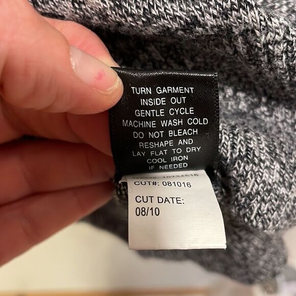 Woman’s grey sweater with a blue heart - Picture 7 of 8